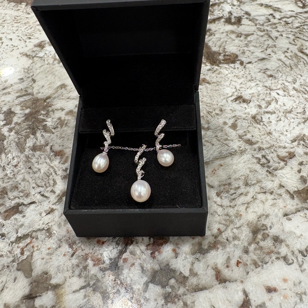Zales Silver and White Minimalist Earrings